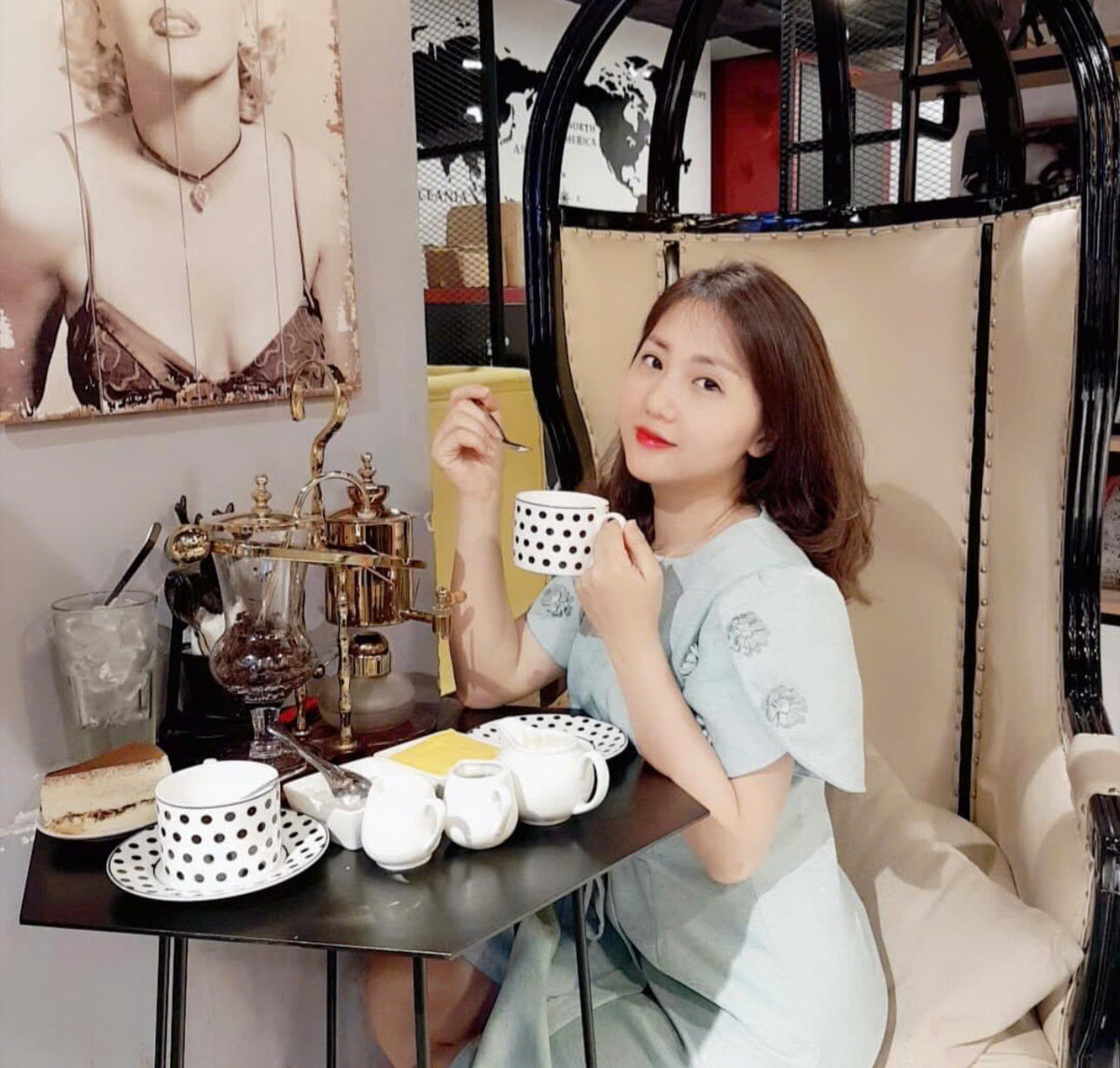 Nữ giảng viên này có profile cực đỉnh khi vào năm 2012, cô tốt nghiệp chuyên ngành Kinh doanh Quốc tế, Ngân hàng và thị trường tài chính tại Đại học Nebraska (Mỹ), theo chương trình cử nhân bằng tiếng Anh. Ba năm sau, cô nhận bằng thạc sĩ chuyên ngành Ngân hàng và tài chính của Trường Đại học London (Anh).