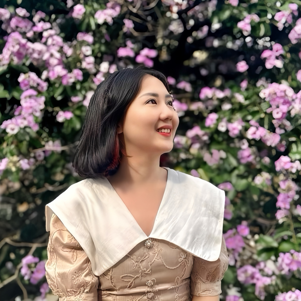 Ngoài đời, cô là giảng viên được rất nhiều em sinh viên yêu mến nhờ tính cách nhiệt tình, cởi mở, cùng chuyên môn cao.