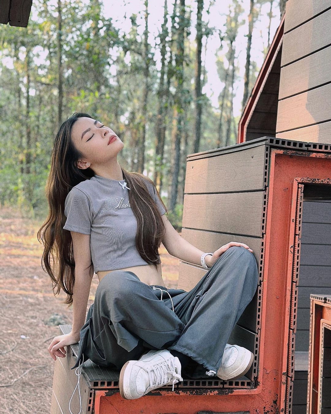 Trên những video của mình, lúc thì cô nàng hóa thân thành một cô gái thất tình, lúc lại hóa thân thành nhân vật bị phản bội, nét diễn từ ánh mắt nhận được rất nhiều lời tán thưởng từ netizen.