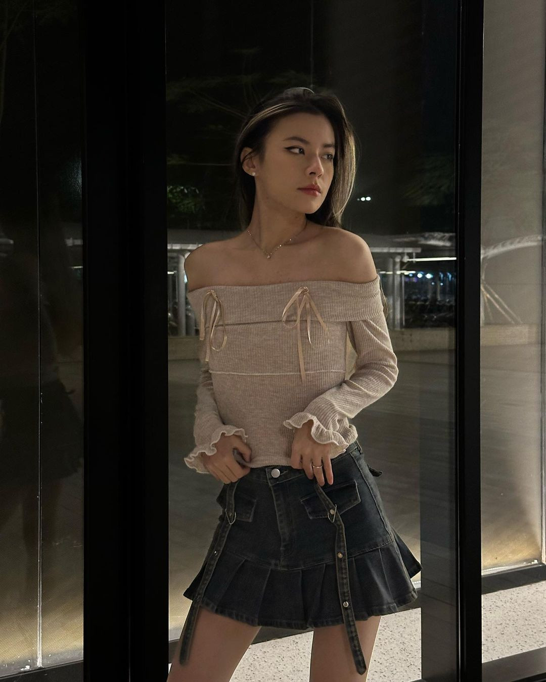 Phong cách ăn mặc của Hương khá đa dạng, lúc thì nữ tính nhẹ nhàng, lúc lại cá tính, nổi loạn.