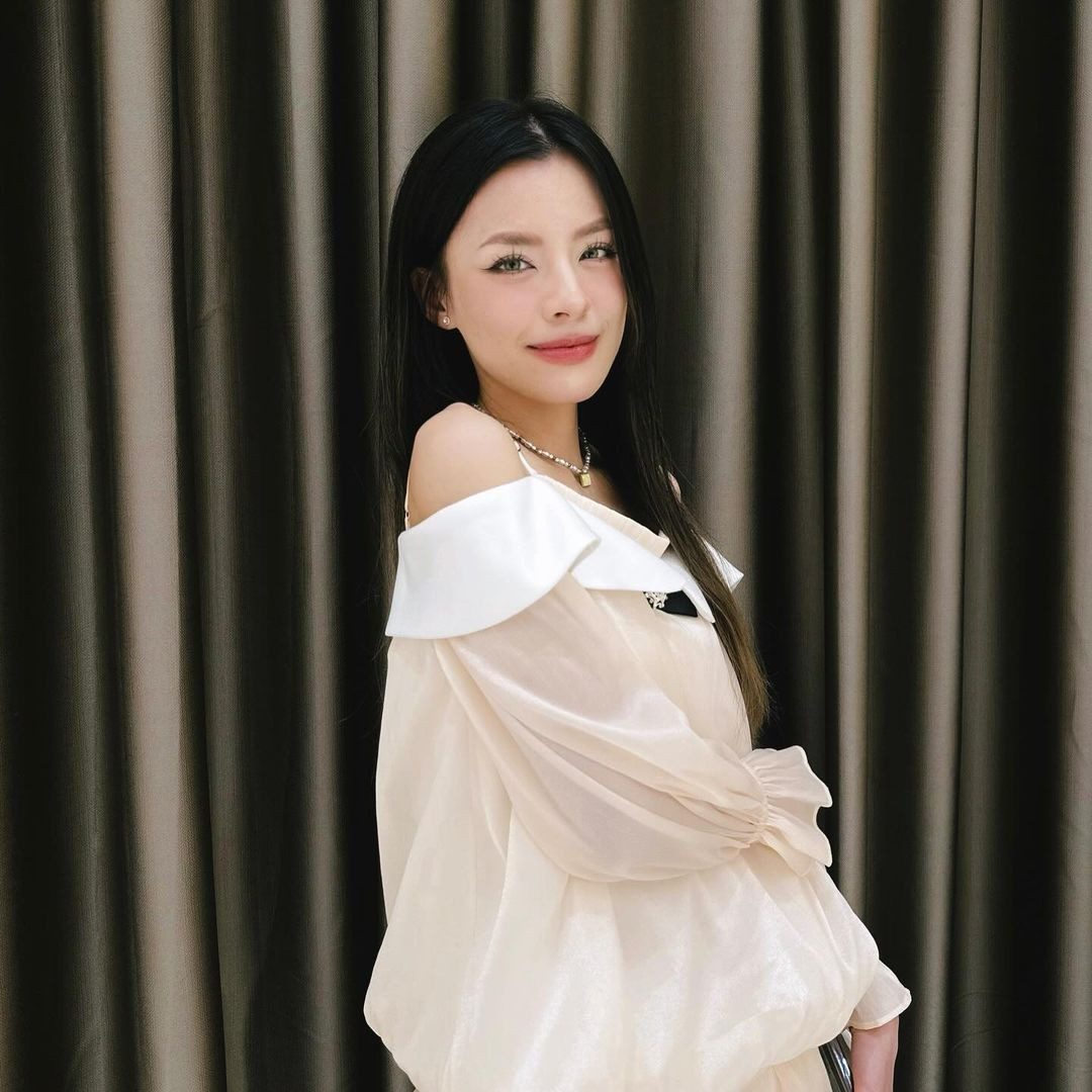 Được biết, Hương Câu Chuyện tên thật là Nguyễn Mai Hương, cô nàng nổi lên nhờ những đoạn video diễn và thoại theo những đoạn hội thoại, kịch bản đã có sẵn được cắt ra từ những bộ phim khác nhau.