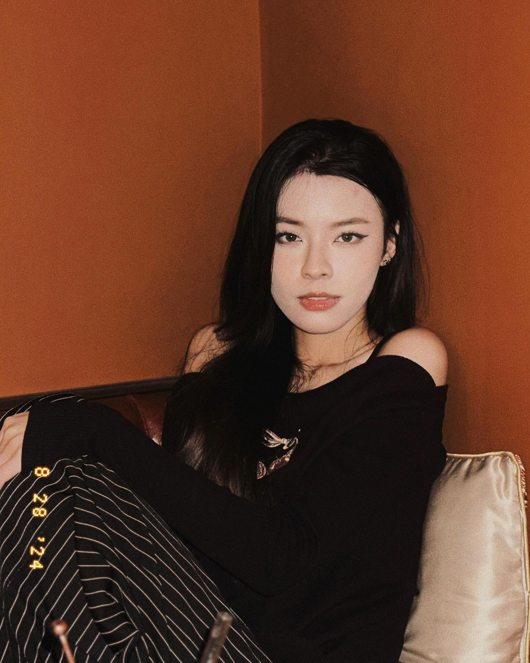 Cô nàng ưa chuộng kiểu make-up nhấn nhá ở phần mắt, tôn lên nét sắc sảo của gương mặt.