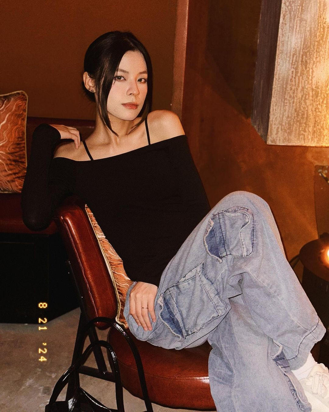 Hương sở hữu nhan sắc xinh đẹp, không phải theo kiểu ngọt ngào, mặt v-line môi chúm chím đại trà, mà là kiểu gương mặt có sức hút, có chiều sâu.