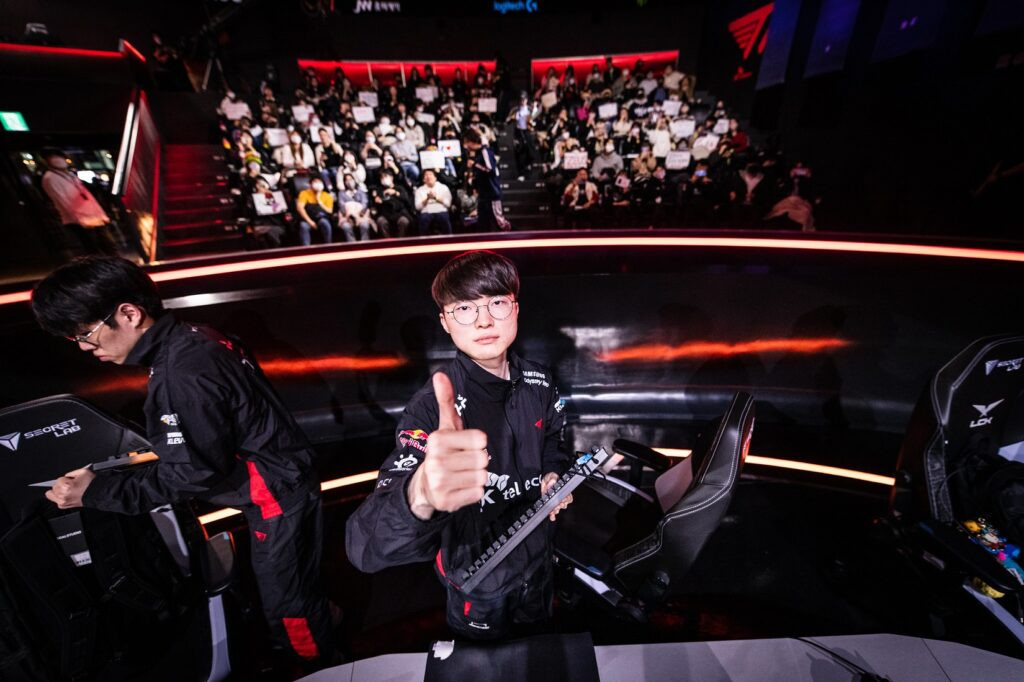 Một trong những thông tin mà T1 gây chú ý về thu nhập của Faker chính là thu nhập trong năm 2022 của "chủ tịch" lên đến 10 triệu USD (khoảng 240 tỷ đồng). Thậm chí con số này còn tăng lên khi mức lương tăng, hợp đồng quảng cáo dày đặc, cộng thêm cổ phần trong T1.