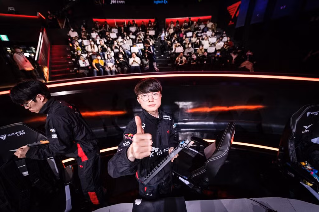 Một trong những thông tin mà T1 gây chú ý về thu nhập của Faker chính là thu nhập trong năm 2022 của "chủ tịch" lên đến 10 triệu USD (khoảng 240 tỷ đồng). Thậm chí con số này còn tăng lên khi mức lương tăng, hợp đồng quảng cáo dày đặc, cộng thêm cổ phần trong T1.