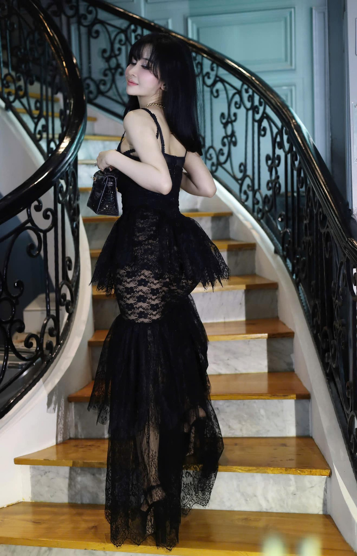 Dù là một đại gia có tiếng, Minh Nhựa được biết đến là một người chồng vô cùng yêu thương, chiều chuộng vợ.