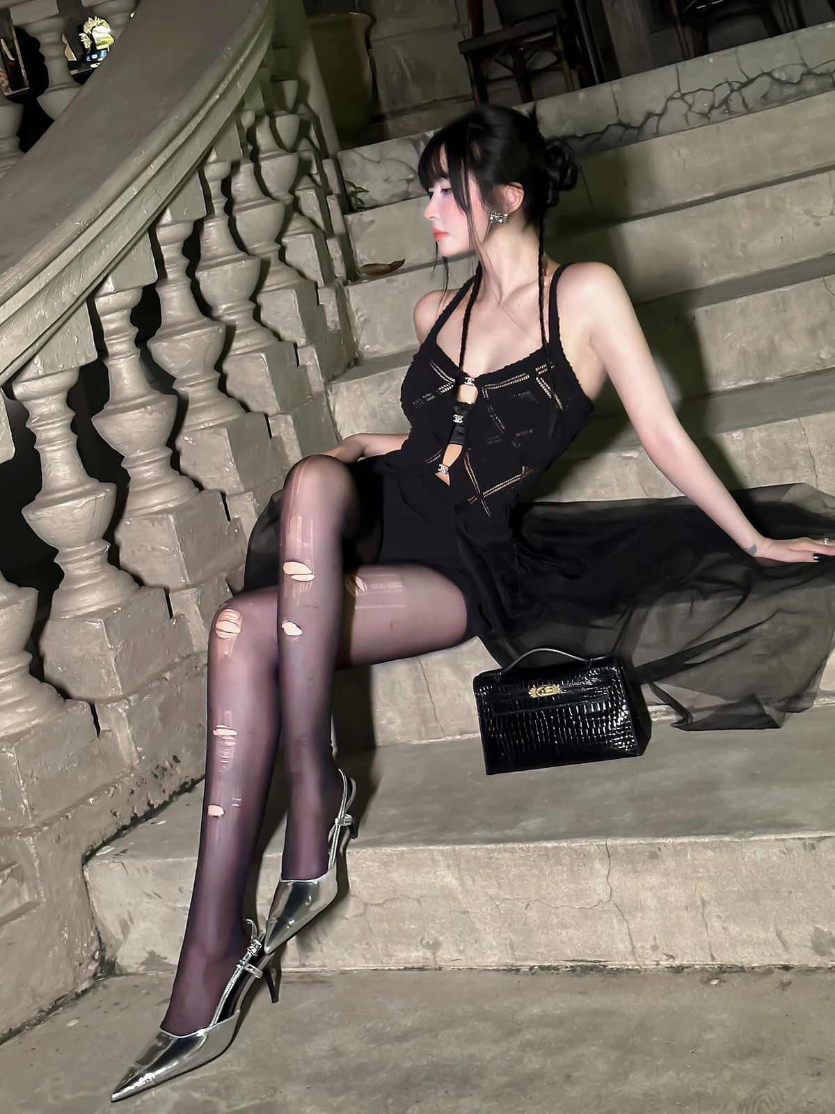 Mina Phạm có cuộc sống thượng lưu vô cùng sang chảnh khi thường xuyên đi du lịch đến những điểm đắt đỏ, ngồi trong xế hộp tiền tỷ.