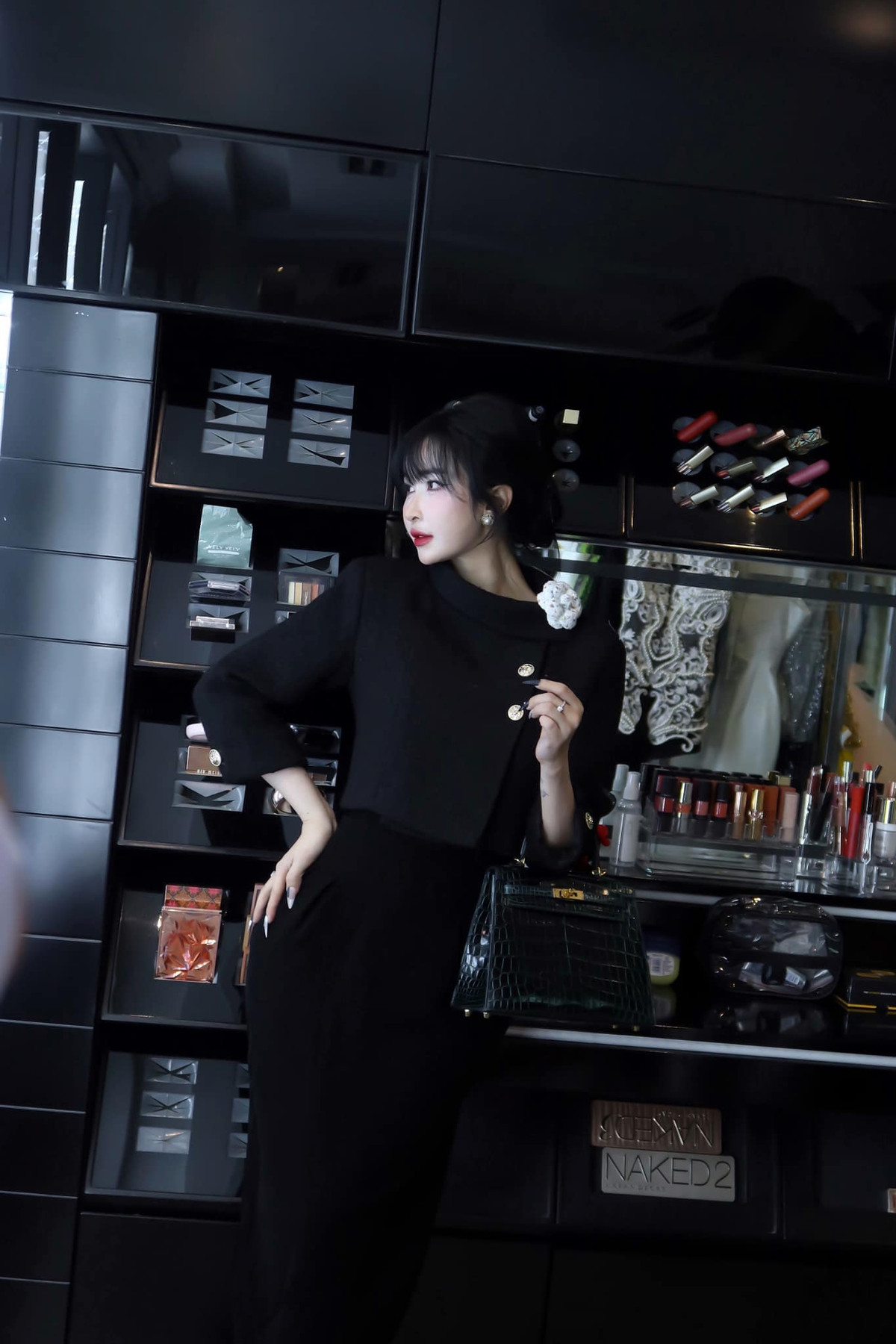 Trong loạt ảnh mới, nàng phu nhân hào môn diện nguyên set đen, khoe dáng chuẩn nàng dâu hào môn. Phía sau, nhiều người tinh tế phát hiện ra dàn son đến từ những thương hiệu cao cấp của cô nàng.