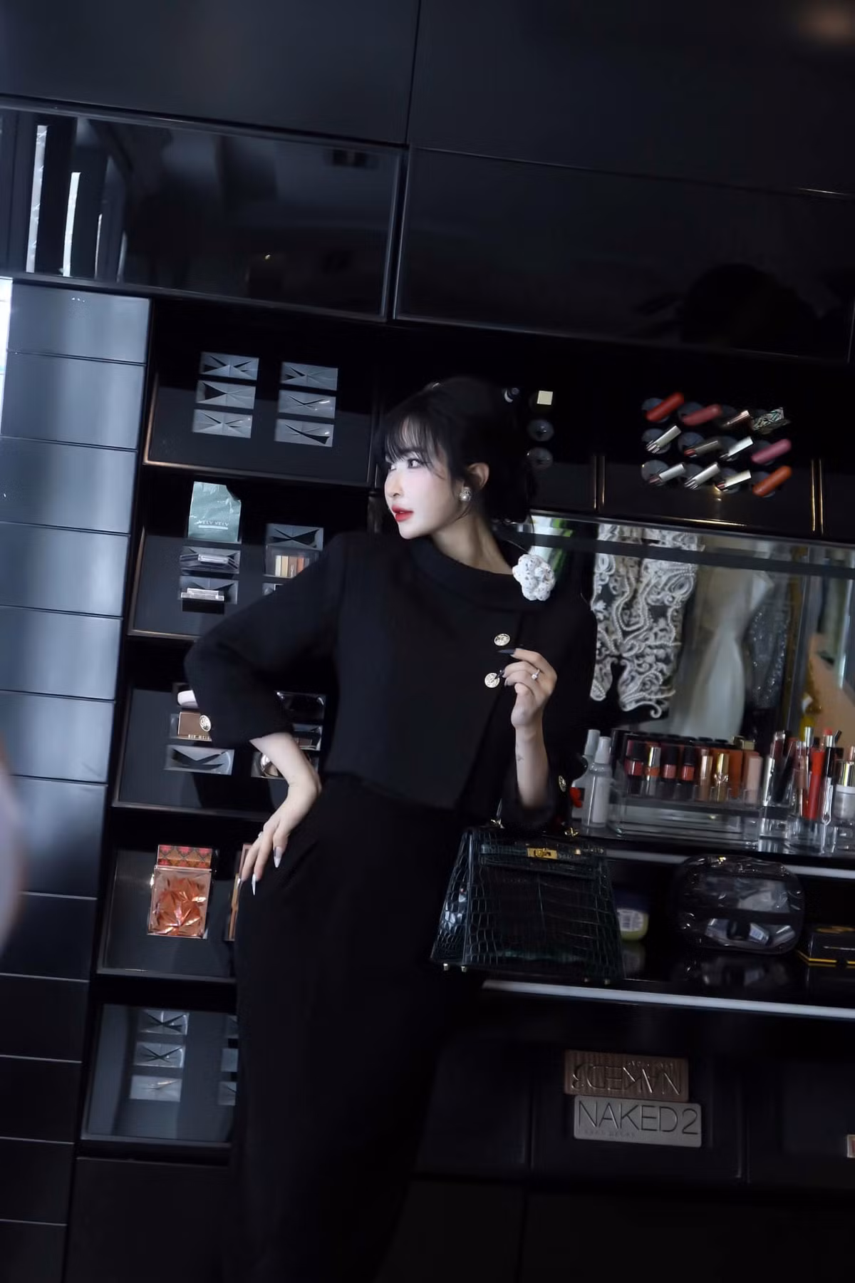 Trong loạt ảnh mới, nàng phu nhân hào môn diện nguyên set đen, khoe dáng chuẩn nàng dâu hào môn. Phía sau, nhiều người tinh tế phát hiện ra dàn son đến từ những thương hiệu cao cấp của cô nàng.