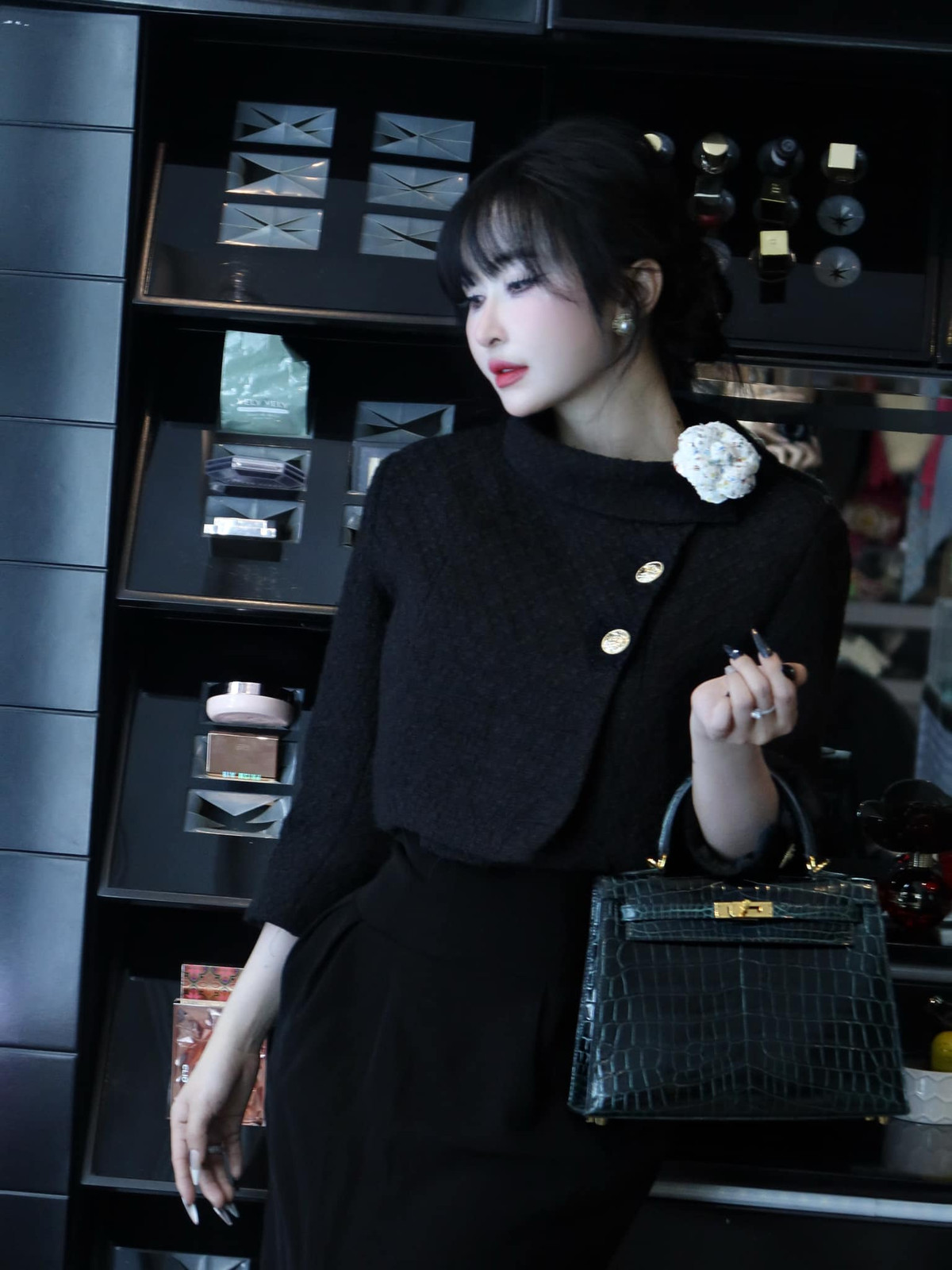 Không chỉ vậy, cô nàng cũng sở hữu khí chất chuẩn phu nhân tổng tài với vẻ đẹp vừa gần vừa xa.