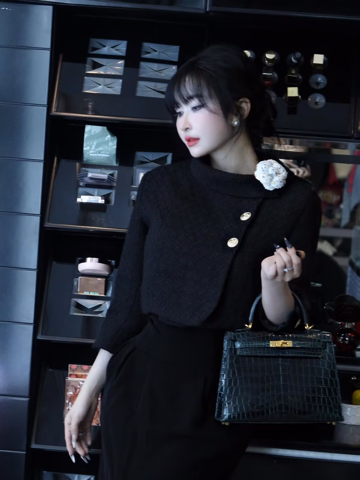 Không chỉ vậy, cô nàng cũng sở hữu khí chất chuẩn phu nhân tổng tài với vẻ đẹp vừa gần vừa xa.