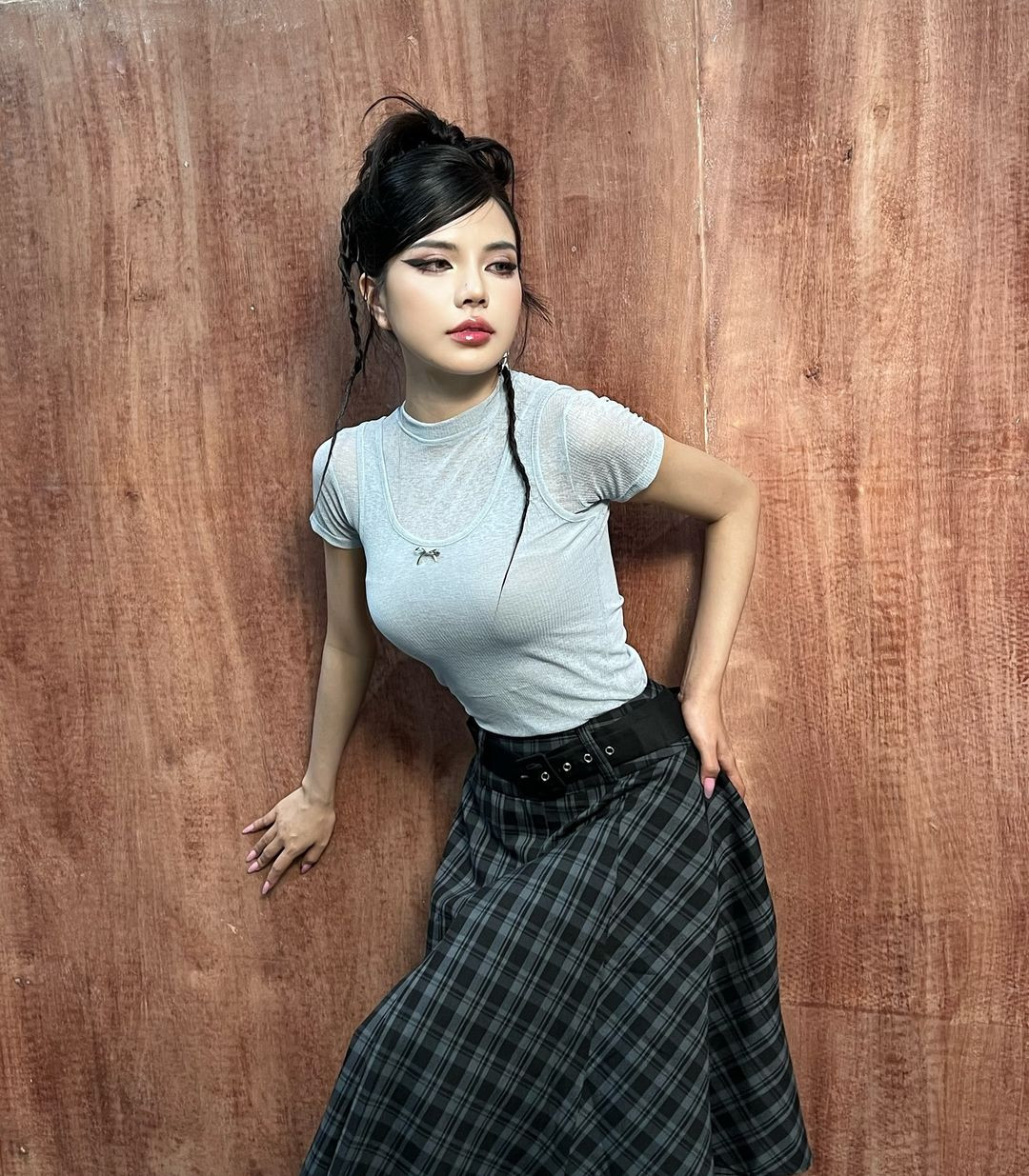 Mai Dora tên thật là Trương Vũ Quỳnh Mai, sinh năm 1995. Trước khi nổi tiếng với vai trò là MC game, cô là hot girl khá nổi tiếng trên mạng xã hội đồng thời cũng là diễn viên trẻ tài năng, thường xuyên vào những vai nữ sinh học đường.