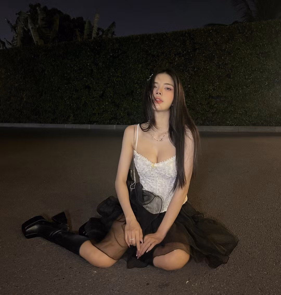 Vẫn là phong cách trang điểm nhấn nhá ở phần mắt quen thuộc cùng biểu cảm hờ hững khiến cô nàng càng thêm quyến rũ.