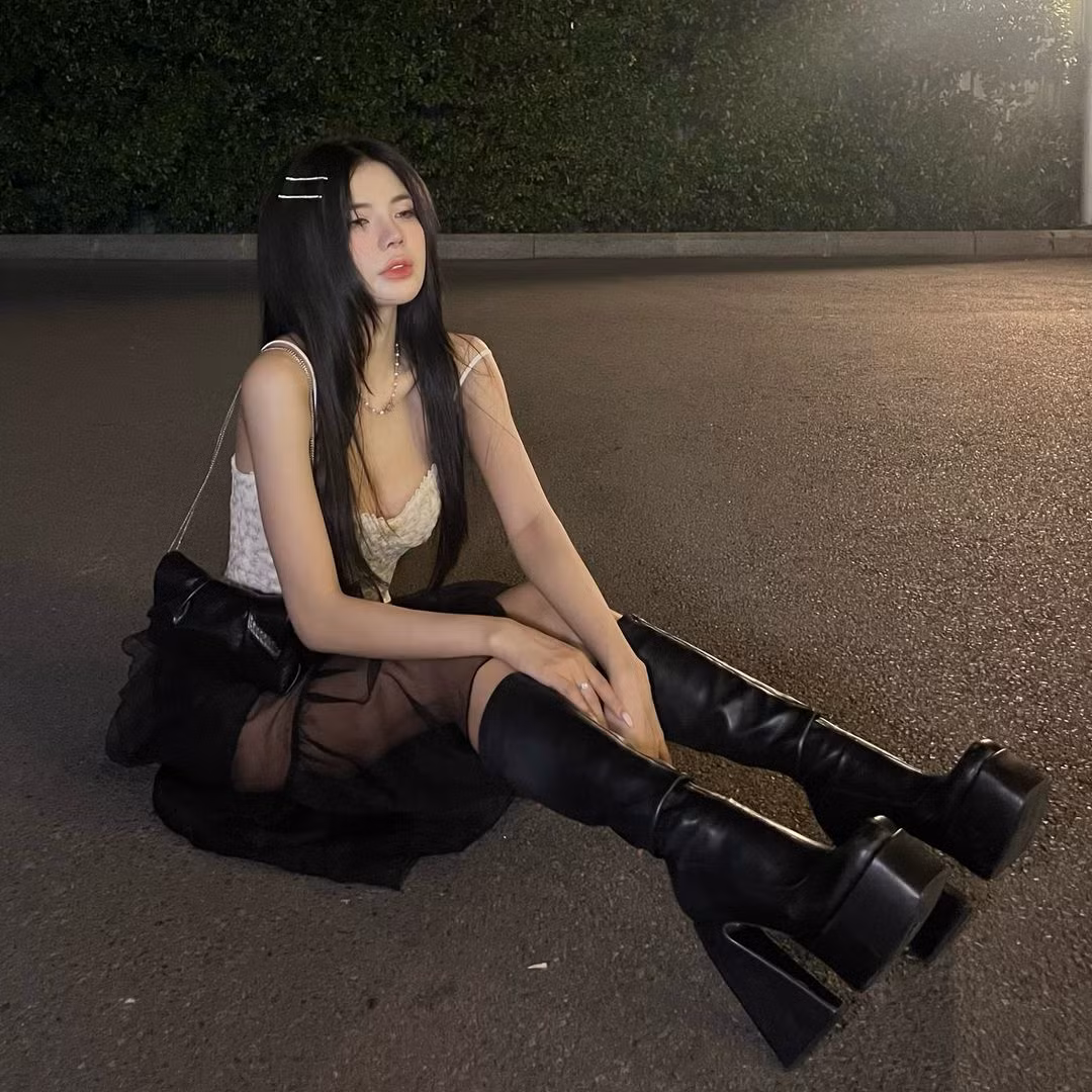 Sở hữu chiều cao không quá nổi bật,. Mai Dora thường khắc phục bằng cách lựa chọn những đôi boot, hay giày cao gót để "nâng tầm chiều cao".