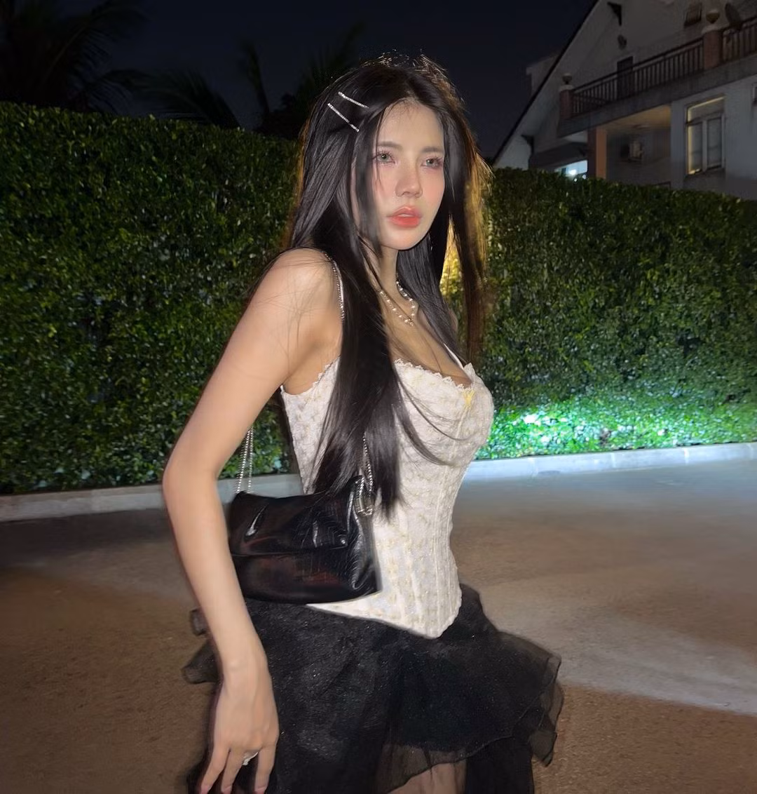 Mới đây trên trang cá nhân, Mai Dora vừa đăng tải loạt ảnh khoe dáng, cô nàng diện thiết kế áo quây corset, kết hợp với phần chân váy ren bồng ấn tượng.