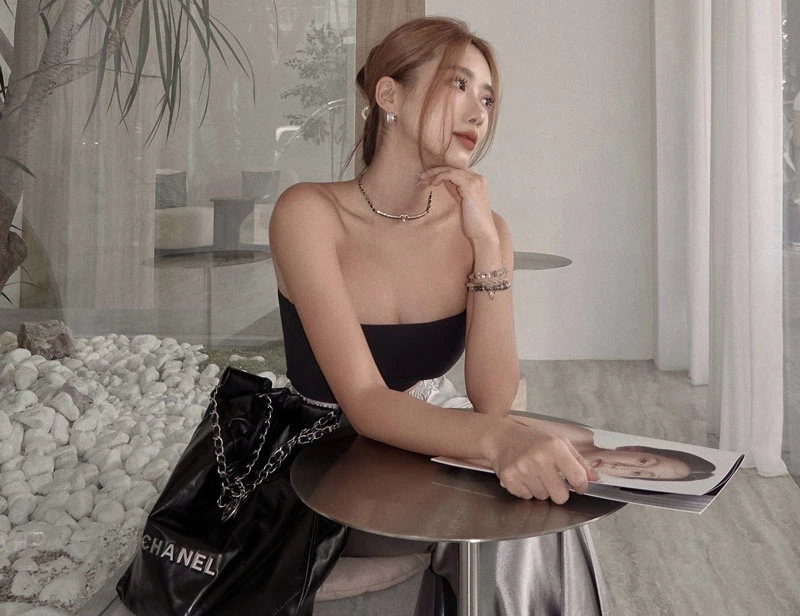 Cô nàng được yêu thích bởi hình ảnh thời trang ấn tượng, phong cách cá nhân độc đáo, luôn biết cách tạo điểm nhấn qua mỗi bức ảnh