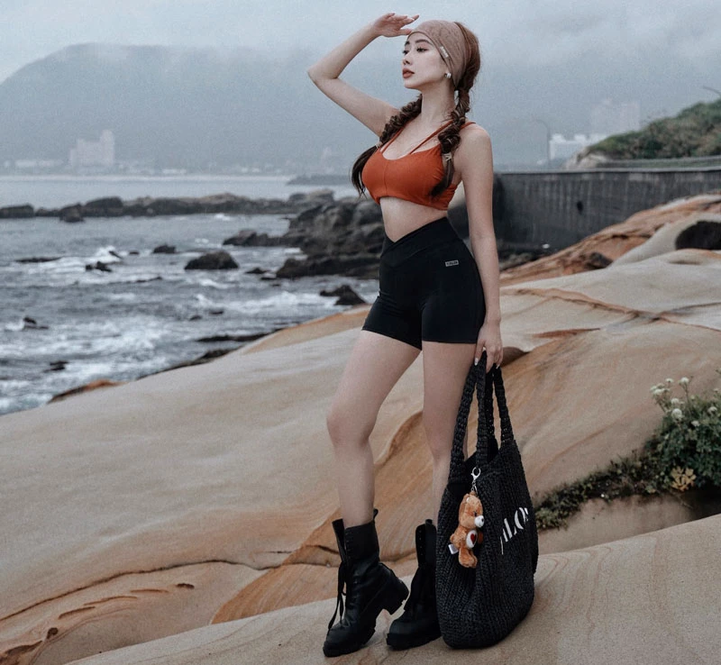 Trên trang cá nhân, cô nàng thường xuyên đăng tải những hình ảnh cuộc sống, những chuyến du lịch khám phá nhiều vùng đất khác nhau trên thế giới. (Ảnh: IGNV)