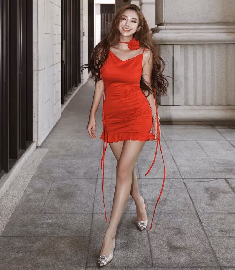 Ngoài khuôn mặt xinh đẹp được trang điểm cẩn thận, người đẹp này còn sở hữu vóc dáng chữ S khiến nhiều người mơ ước.