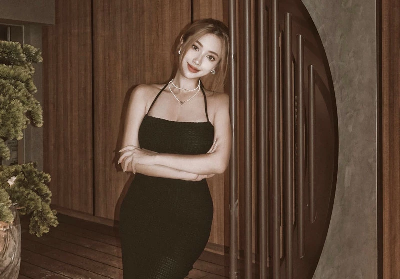 Phong cách của cô luôn gây ấn tượng nhờ sự kết hợp giữa yếu tố thanh lịch và táo bạo, góp phần khẳng định tên tuổi của Yan Baby trong làng thời trang mạng xã hội Đài Loan.