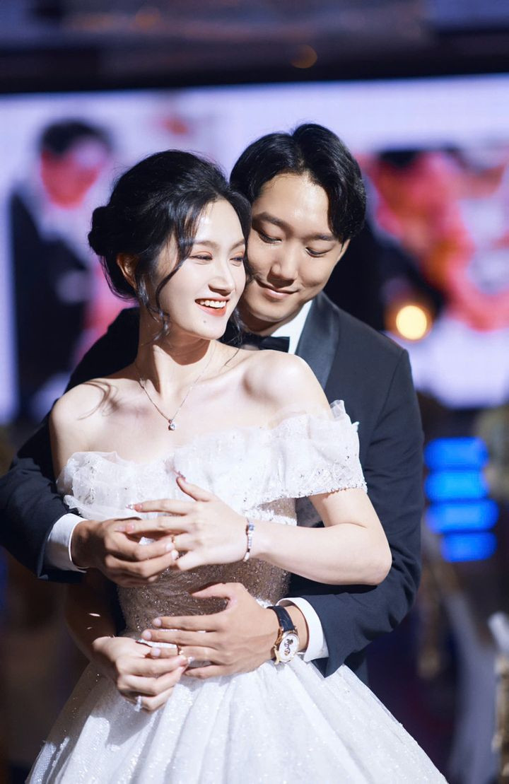 Chong Sang Yong đã có 7 năm sống tại Việt Nam. Anh làm việc cho một công ty thực phẩm Hàn Quốc ở TPHCM, còn Khang Thụy làm kinh doanh bất động sản.