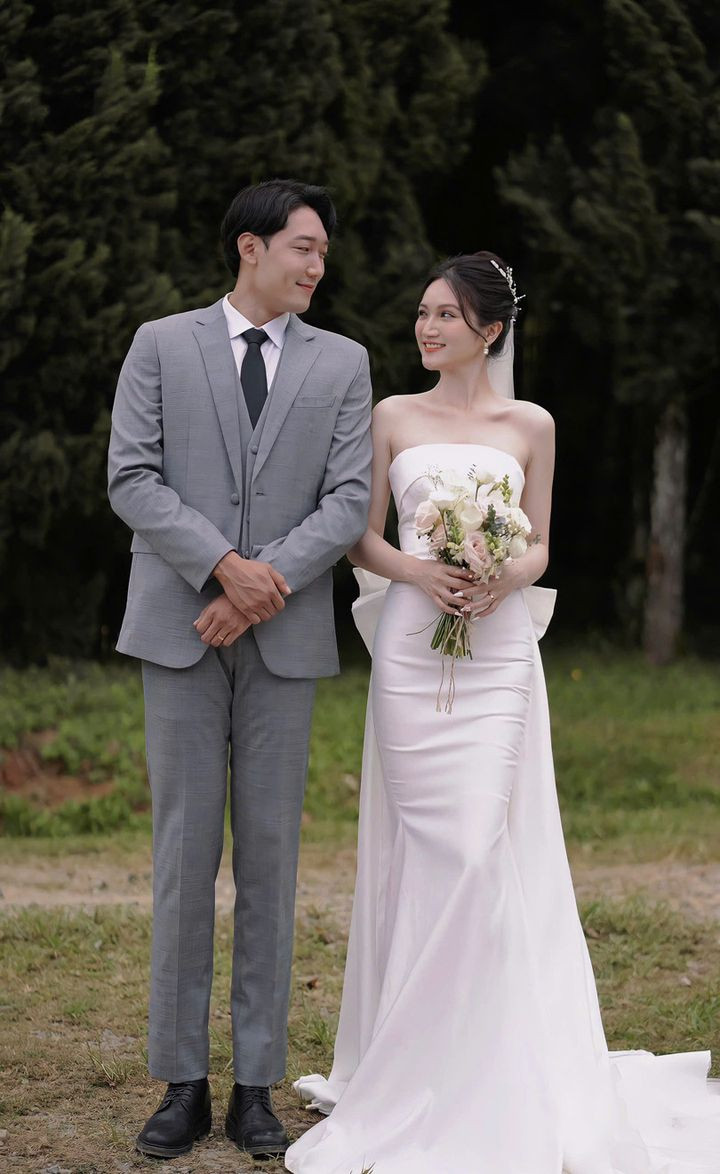 Hành trình quen, yêu và cưới của cặp đôi gói gọn trong vòng 8 tháng. Một người yêu ngay từ cái nhìn đầu tiên, một người cảm động bởi sự chân thành của đối phương, họ đến với nhau như định mệnh.