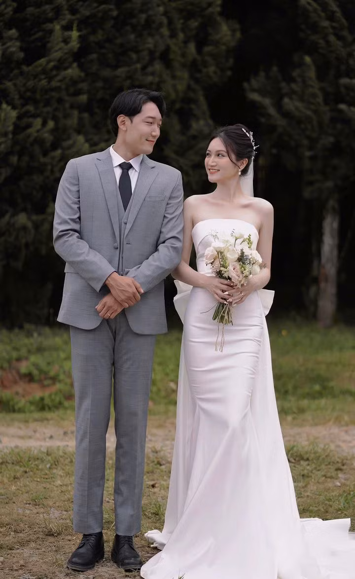 Hành trình quen, yêu và cưới của cặp đôi gói gọn trong vòng 8 tháng. Một người yêu ngay từ cái nhìn đầu tiên, một người cảm động bởi sự chân thành của đối phương, họ đến với nhau như định mệnh.