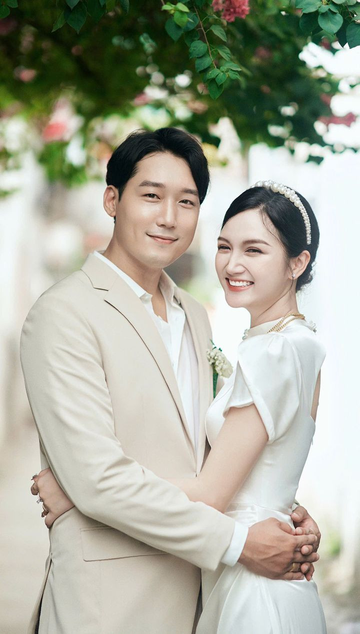 Cuối năm 2022, cặp đôi tổ chức đám cưới tại Việt Nam và gần 1 năm sau đó, đám cưới được tổ chức tại Hàn Quốc.