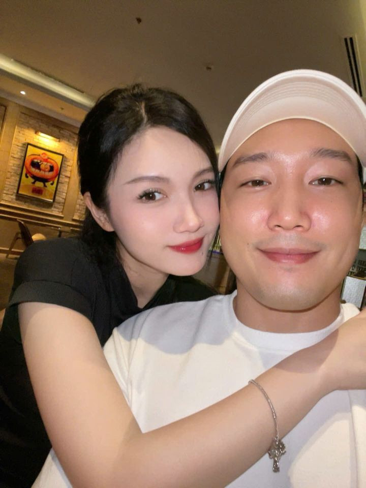 Cặp đôi trong câu chuyện nói trên là Trần Khang Thụy (SN 2000, TPHCM) và Choi Sang Yong (SN 1990, Hàn Quốc). Dù chênh lệch tuổi tác khá lớn nhưng trong những tấm hình chụp chung, họ gần như không có khoảng cách về tuổi tác.