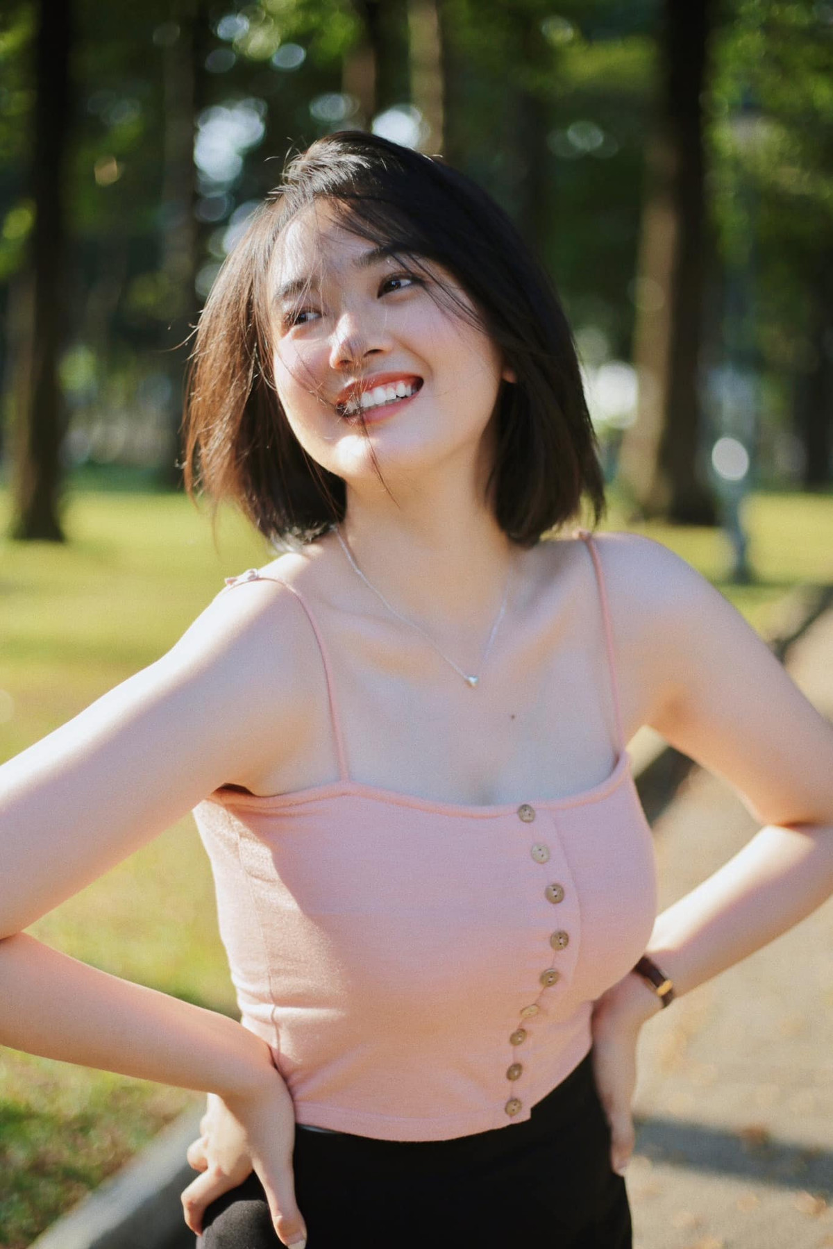 Ngọc Xuân sở hữu vẻ đẹp trong veo, mang hơi hướng hoài niệm và truyền thống.