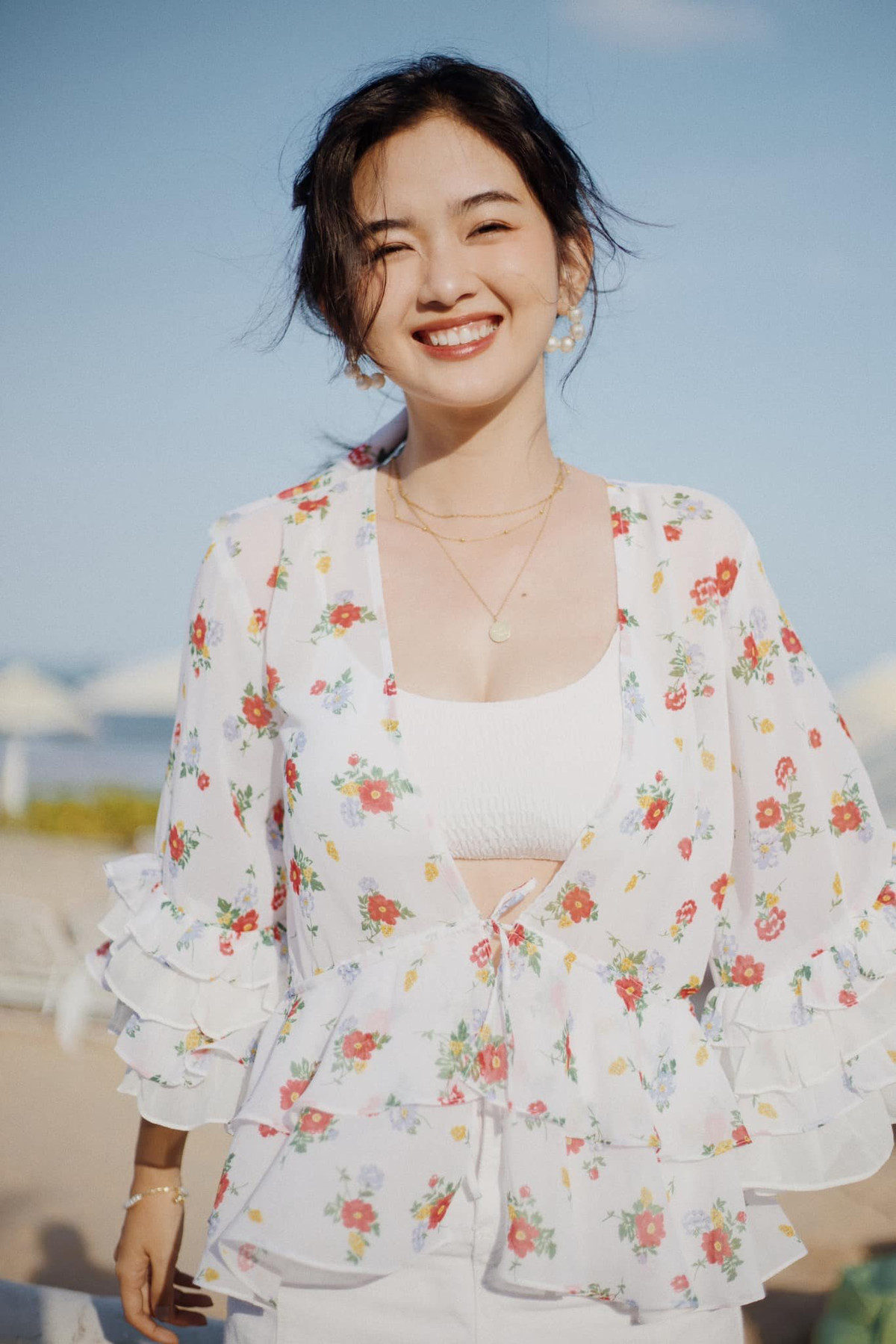 Cô nàng theo đuổi phong cách thời trang nữ tính, dịu dàng.