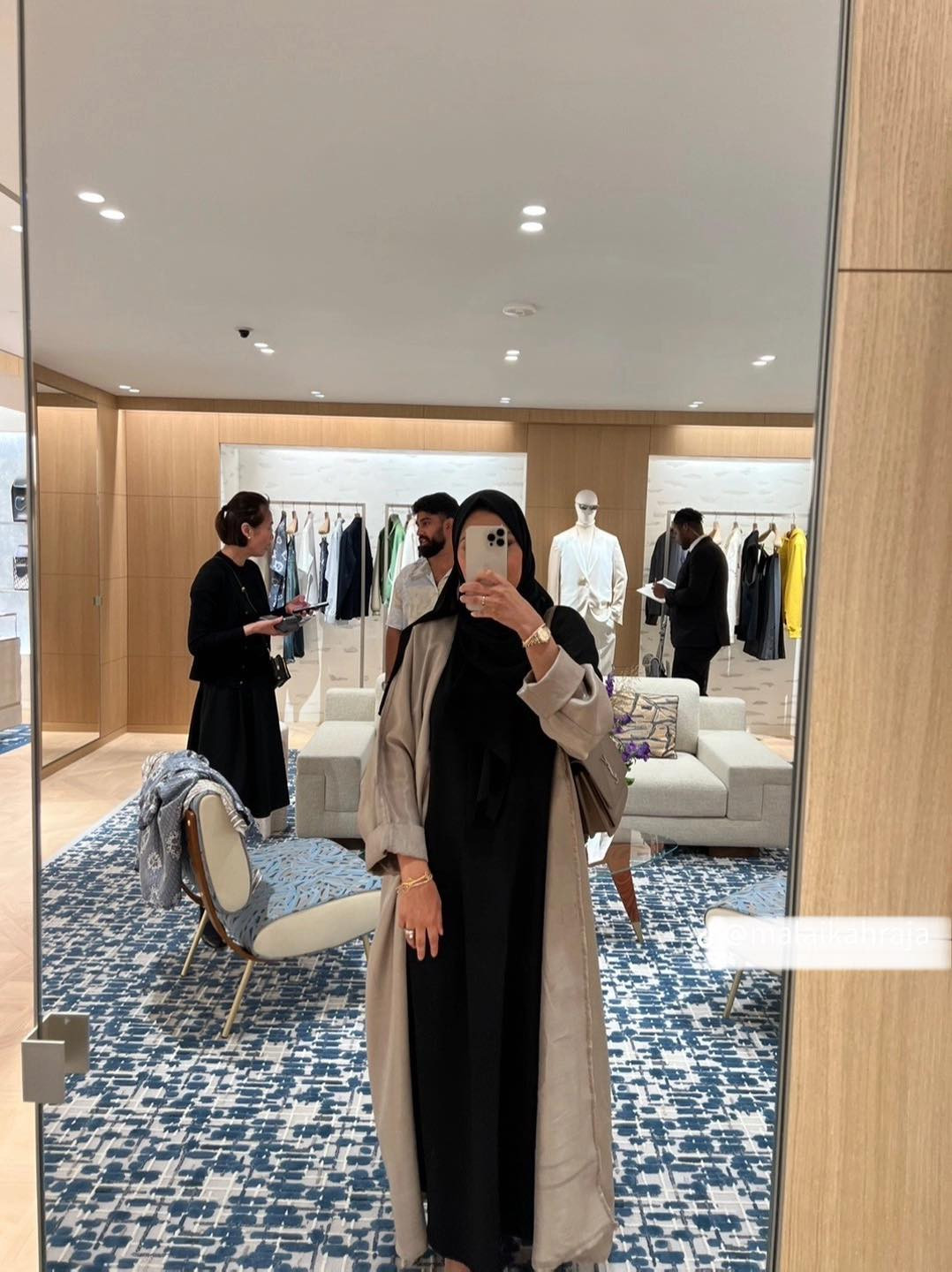 Malaikah Raja đã đăng tải nhiều video giới thiệu về tuần trăng mật của cô tại Maldives, cùng những thói quen hàng ngày, từ việc mua sắm hàng hiệu đến ăn uống tại những nhà hàng sang trọng.