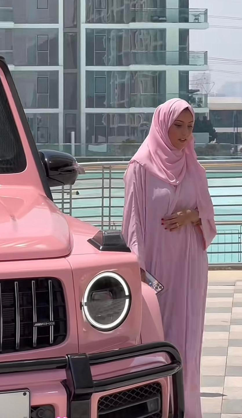 Khi Malaikah Raja hạ sinh con trai đầu lòng, cô đã được chồng tặng cho một chiếc xe Mercedes màu hồng trị giá gần 200.000 bảng Anh (hơn 6,3 tỷ đồng). (Ảnh: Tiktok)