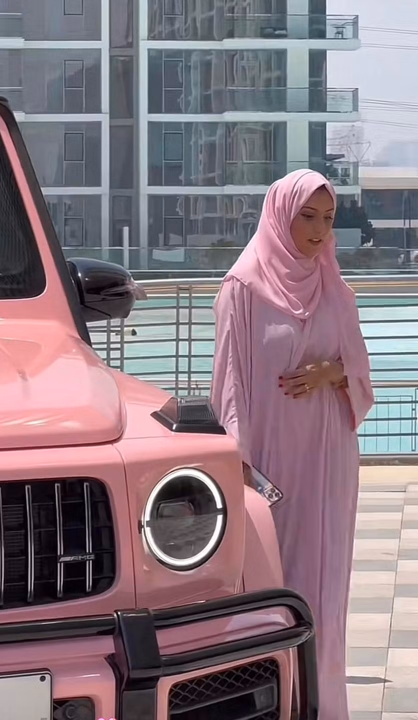 Khi Malaikah Raja hạ sinh con trai đầu lòng, cô đã được chồng tặng cho một chiếc xe Mercedes màu hồng trị giá gần 200.000 bảng Anh (hơn 6,3 tỷ đồng). (Ảnh: Tiktok)