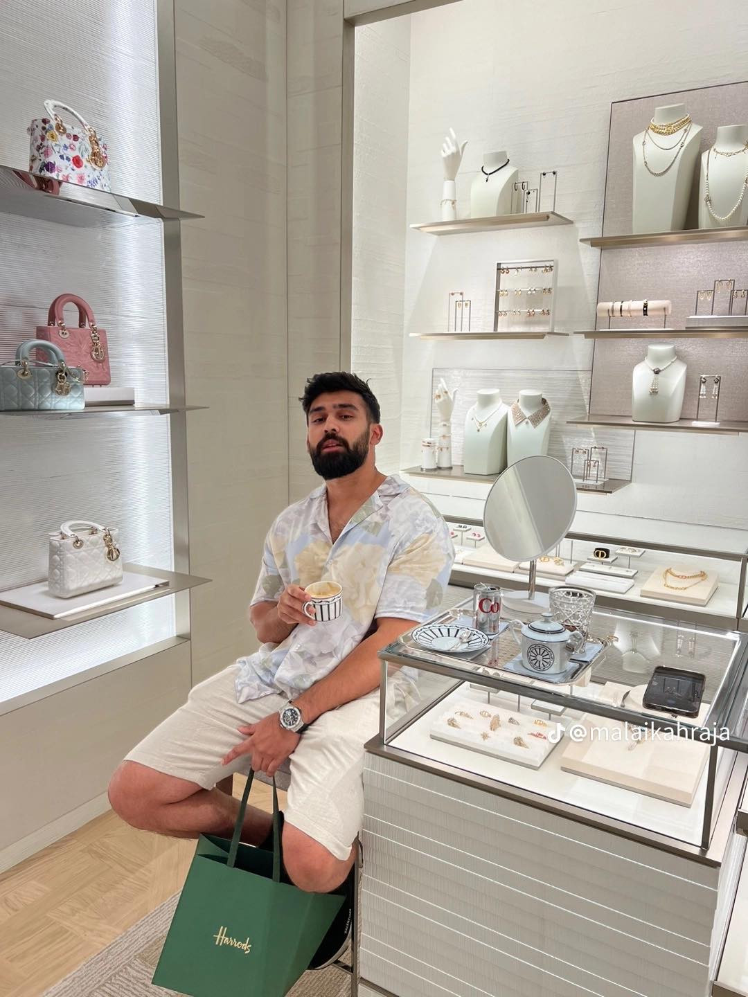 Ở dưới những video của cô đăng tải, rất nhiều người đã bày tỏ sự ngưỡng mộ với cuộc sống xa hoa mà cô đang sở hữu.