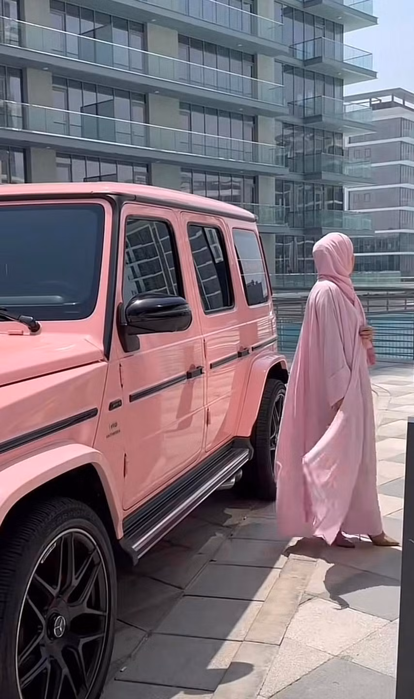 Malaikah Raja là người Anh. Cô và chồng gặp nhau năm 2017. Sau khi kết hôn, cô chuyển đến sống ở Dubai.