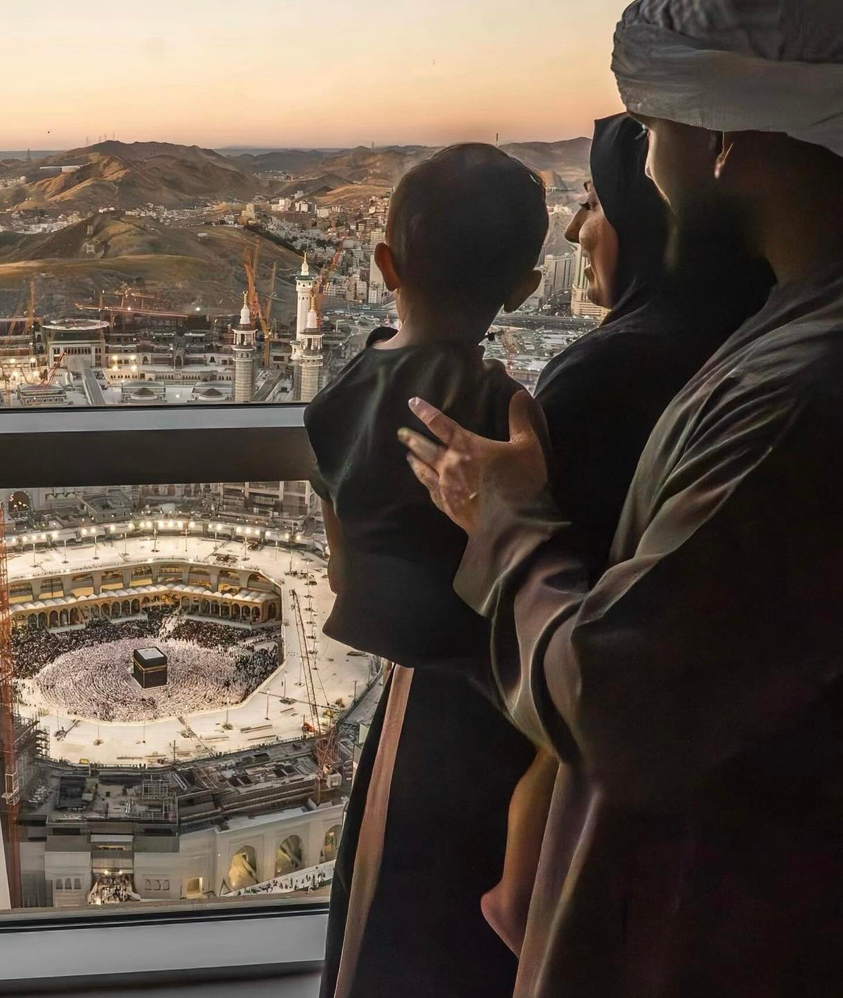 Trong một video, cô khiến người xem bị sốc khi tiết lộ được chồng cho tiền tiêu vặt mỗi tháng khoảng 180.000 bảng Anh (hơn 5,7 tỷ đồng).