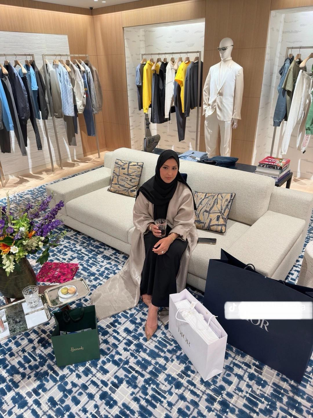 Dubai thuộc Các Tiểu vương quốc Ảrập thống nhất (UAE) nổi tiếng với những dịch vụ xa hoa và lối sống thượng lưu.