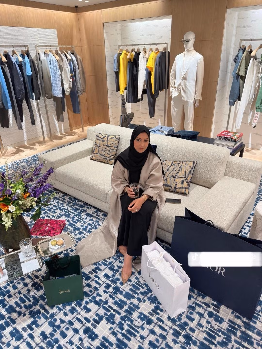 Dubai thuộc Các Tiểu vương quốc Ảrập thống nhất (UAE) nổi tiếng với những dịch vụ xa hoa và lối sống thượng lưu.