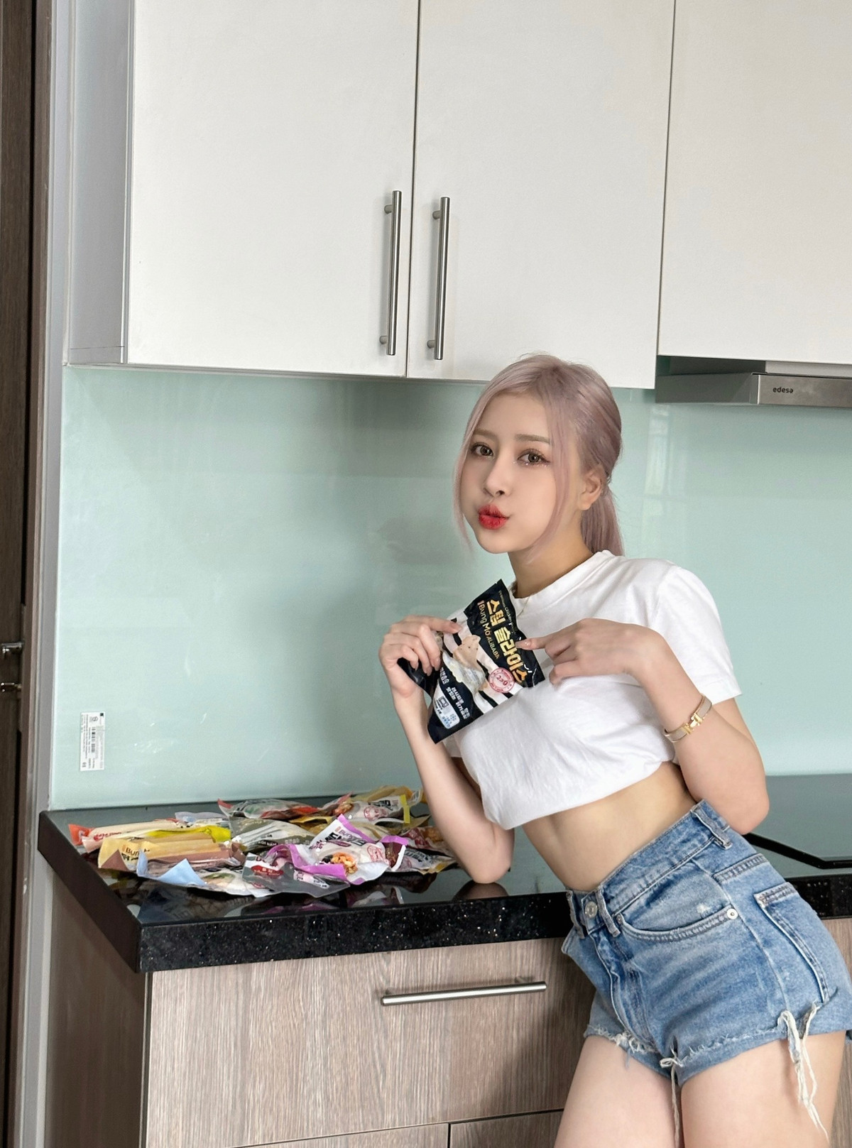 Huyền Diệu từng thoải mái công khai việc bản thân có chỉnh sửa một chút trên gương mặt để có nhan sắc hài hòa, thu hút hơn.