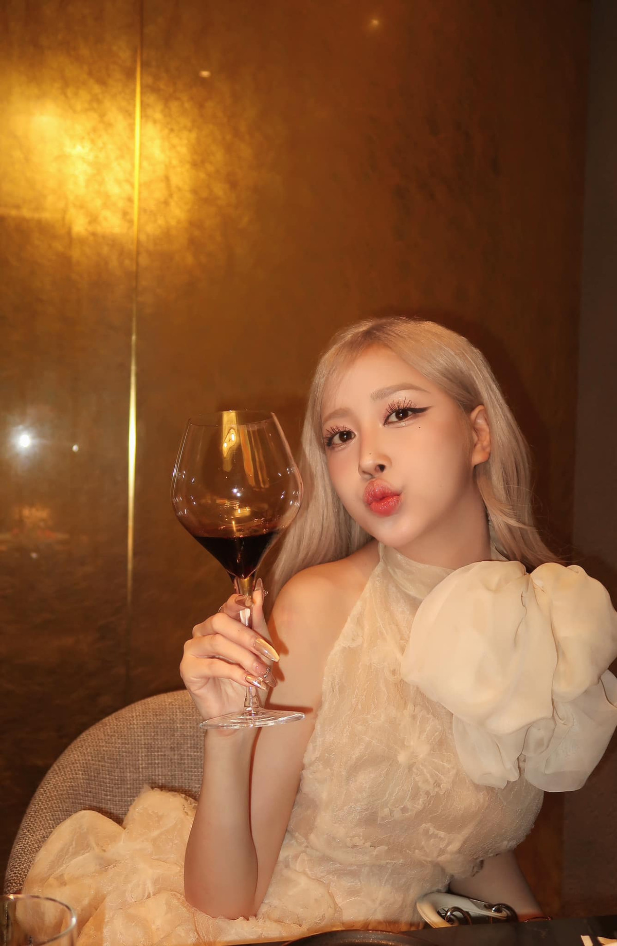 Xét về ngoại hình, nhiều người đều phải công nhận rằng Lê Huyền Diệu có nhiều nét giống "bông hồng Úc" của Blackpink. Cô nàng sở hữu mái tóc bạch kim cùng lối trang điểm nhẹ nhàng, thân hình mảnh mai.