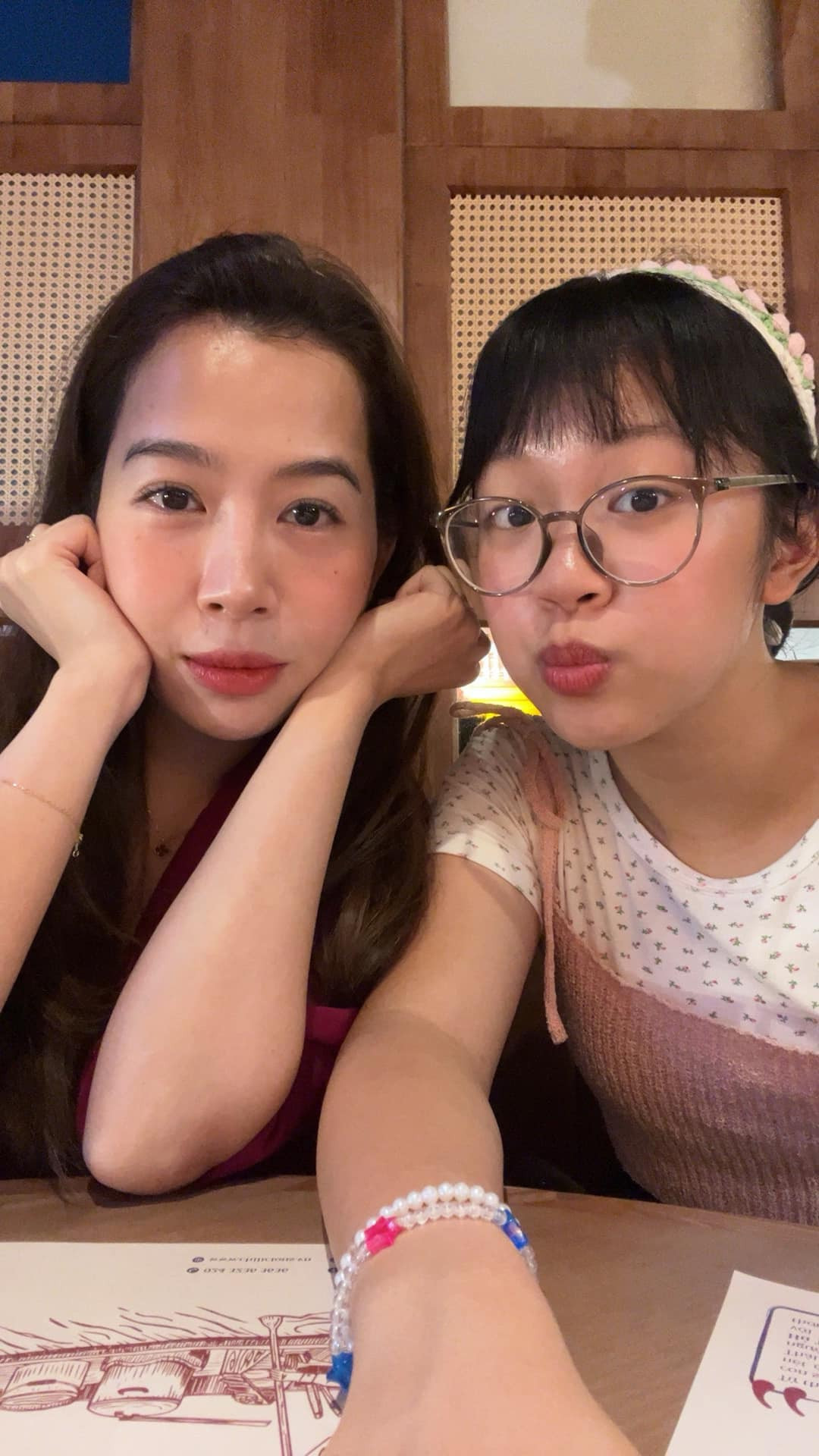 Cô nàng có mối quan hệ thân thiết với con gái. Diệp Chi thường đăng ảnh chụp cùng con lên trang cá nhân.