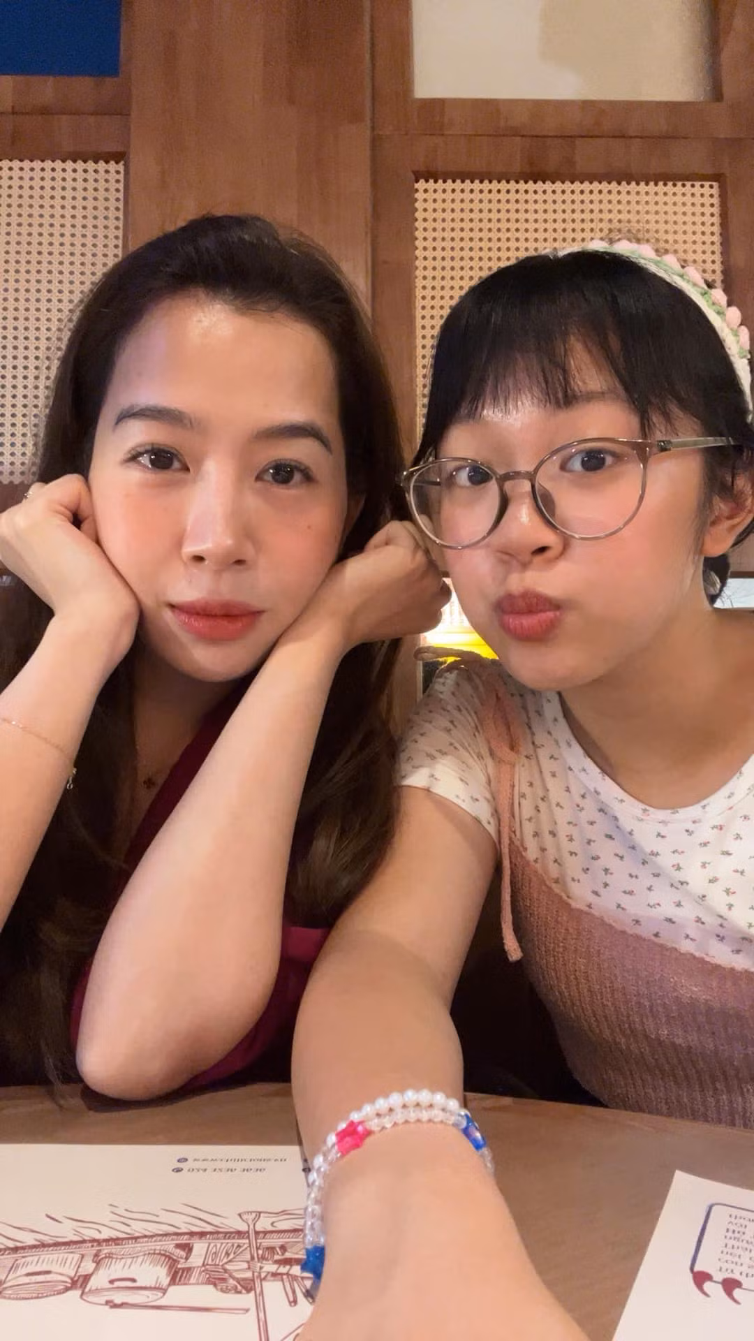 Cô nàng có mối quan hệ thân thiết với con gái. Diệp Chi thường đăng ảnh chụp cùng con lên trang cá nhân.