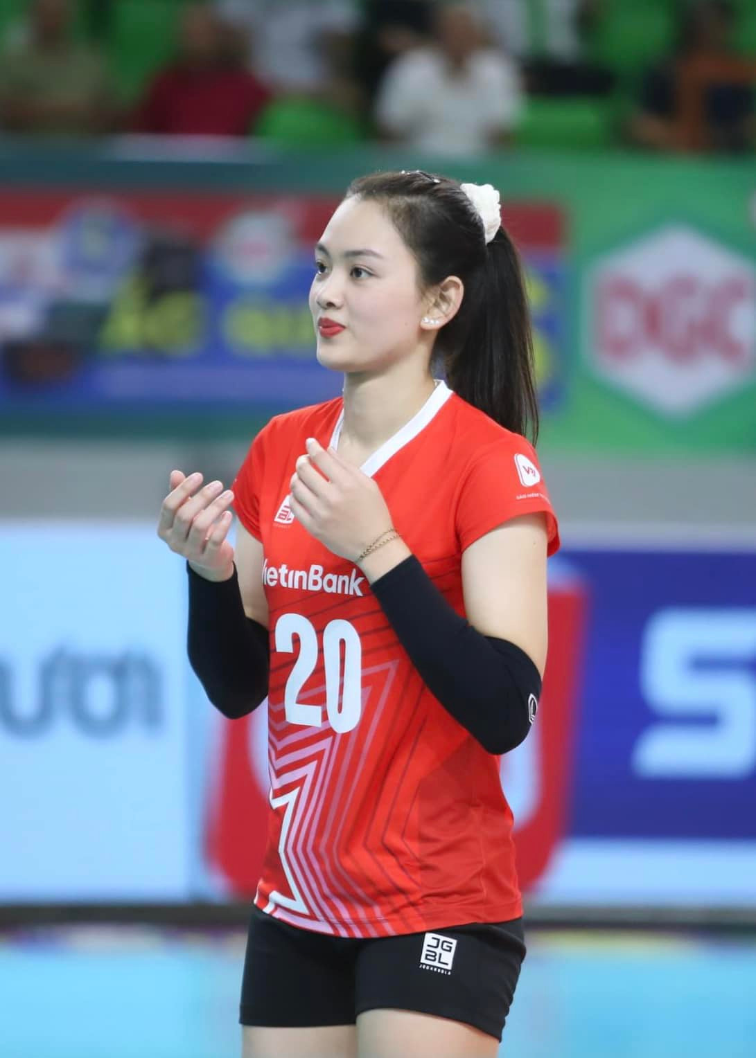 Cô từng đi vào lịch sử khi là cây chuyền hai đầu tiên giành được danh hiệu chuyền hai xuất sắc nhất tại một giải đấu quốc tế - giải bóng chuyền trẻ vô địch Đông Nam Á 2016. (Ảnh: FBNV)