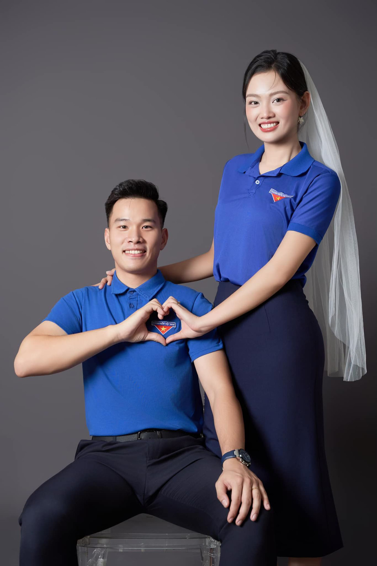 Bộ ảnh thể hiện lòng nồng nàn yêu nước này khiến nhiều người vô cùng xuýt xoa. Được biết, tình yêu của cả 2 cũng xuất phát từ màu áo Đoàn. Chồng sắp cưới của Thu Hoài công tác tại tỉnh Đoàn Thái Bình. Hồi tháng 4 năm nay, Thu Hoài được mời tham dự Lễ phát động chương trình Thanh niên tình nguyện hè trong vai trò đại sứ và quen với Thái Bảo Anh.