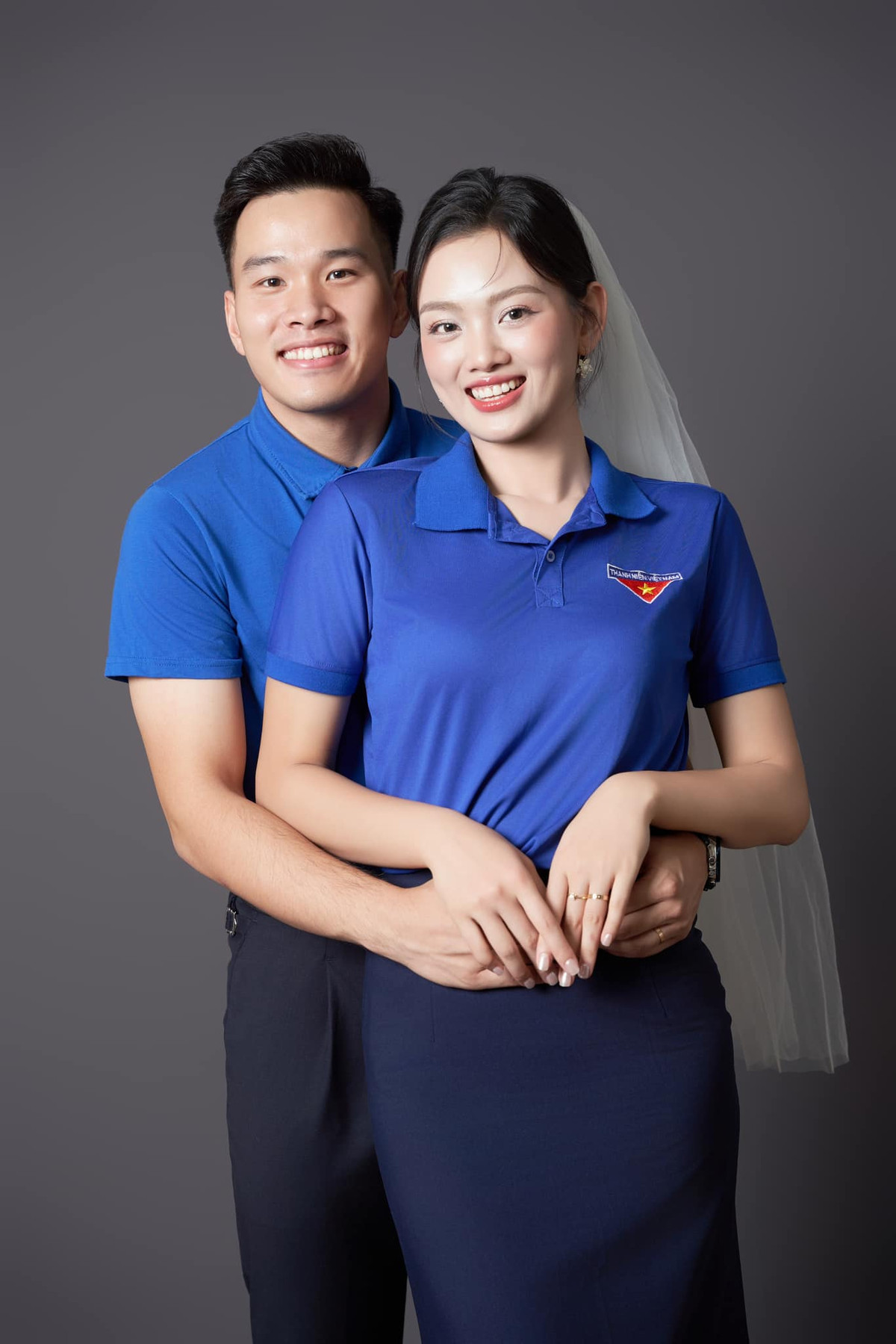 Bộ ảnh cưới ghi dấu khoảng tuổi trẻ đẹp nhất, sẵn sàng cống hiến của cả hai vợ chồng.