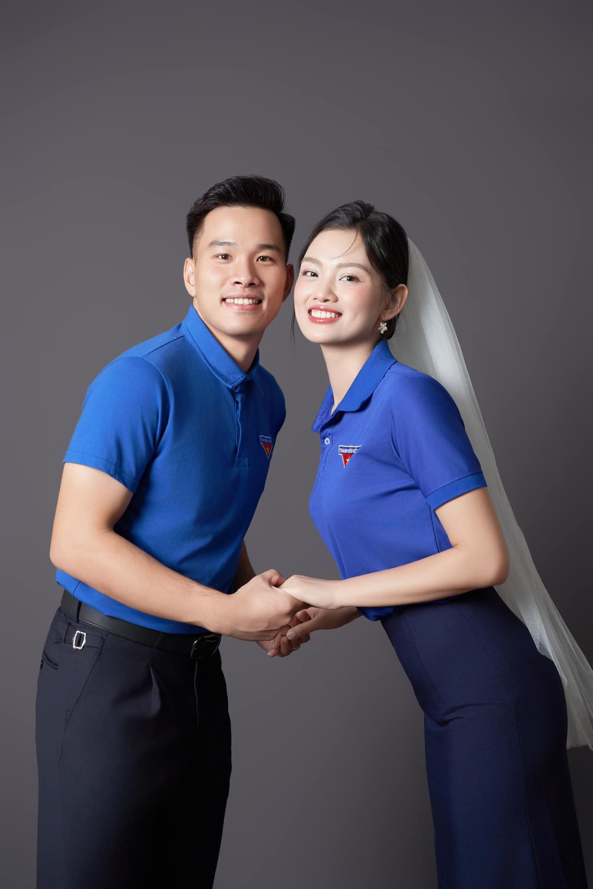 Mới đây, cô nàng đã đăng tải lên trang cá nhân bộ ảnh cưới độc đáo khi cô dâu không diện váy cưới trắng tinh khôi, chú rể cũng chẳng diện vest như thông thường, mà cặp đôi diện áo Đoàn.