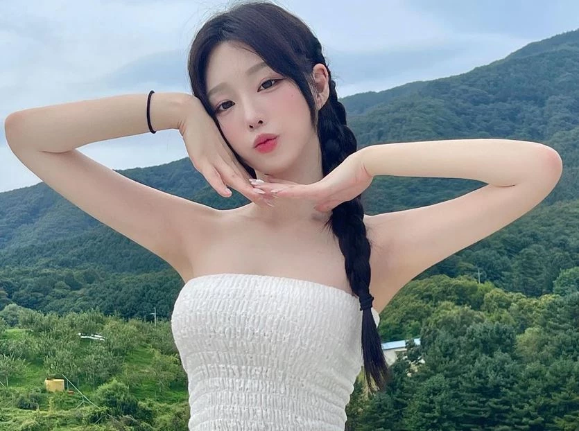 Trên trang cá nhân, người đẹp họ Woo thường xuyên chia sẻ những hình ảnh check-in ở nhiều địa điểm sang chảnh.