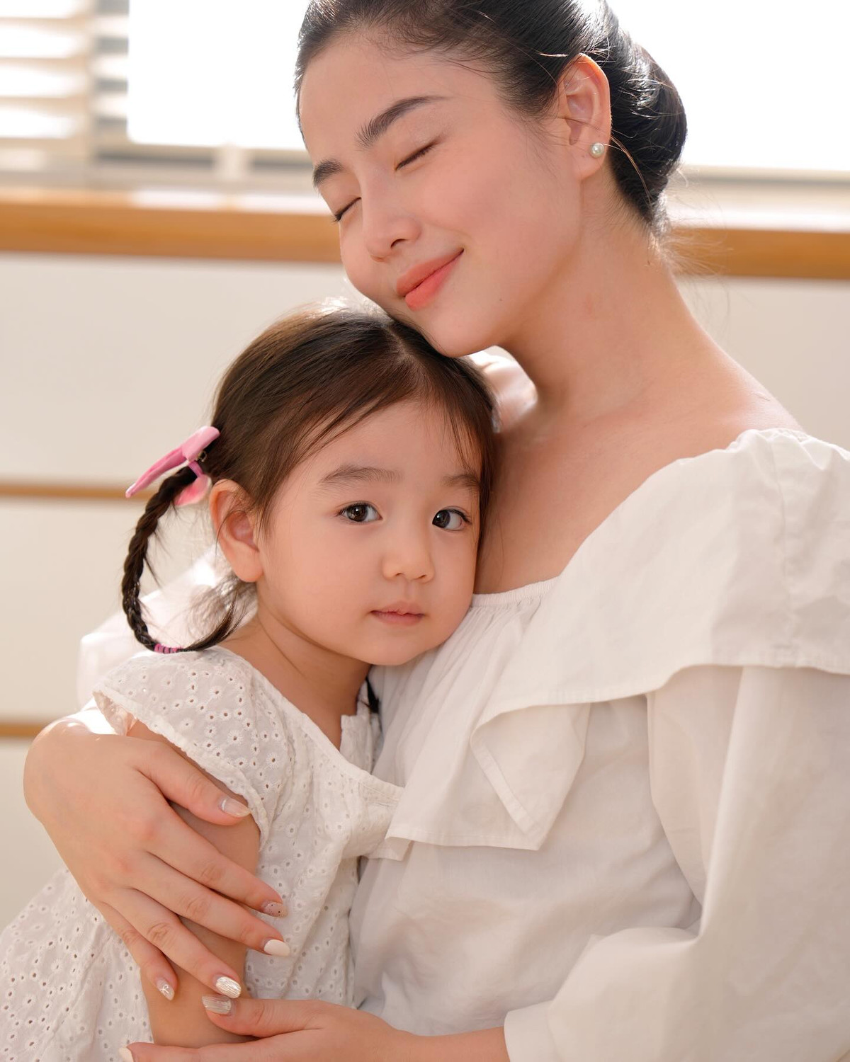 Có nền tảng để phát triển theo hướng nghệ thuật, nhưng ở tuổi 20, Nam Thương đột ngột lập gia đình. Cô lần lượt sinh hai nhóc tỳ, một trai một gái khi 21 tuổi và 25 tuổi.