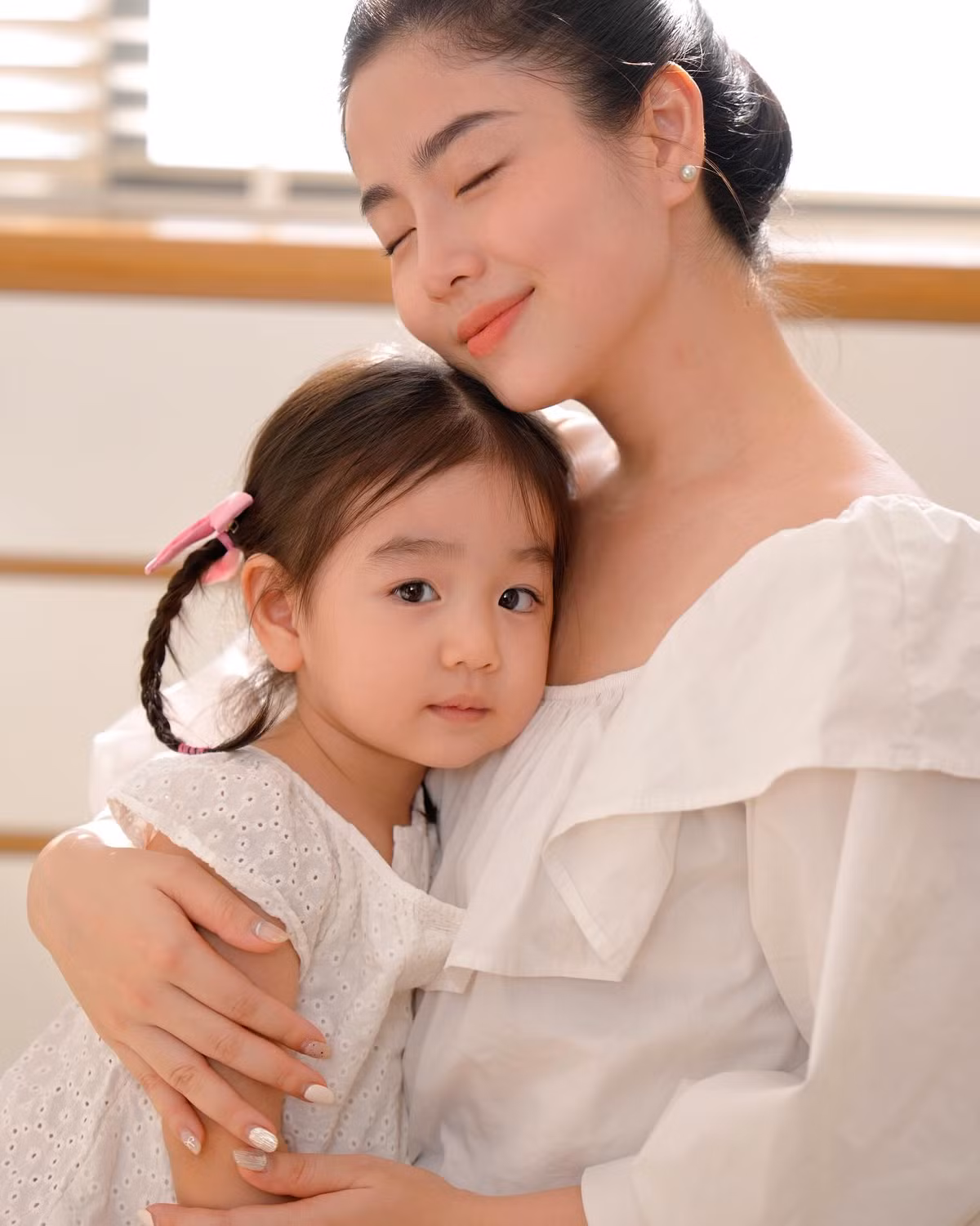 Có nền tảng để phát triển theo hướng nghệ thuật, nhưng ở tuổi 20, Nam Thương đột ngột lập gia đình. Cô lần lượt sinh hai nhóc tỳ, một trai một gái khi 21 tuổi và 25 tuổi.