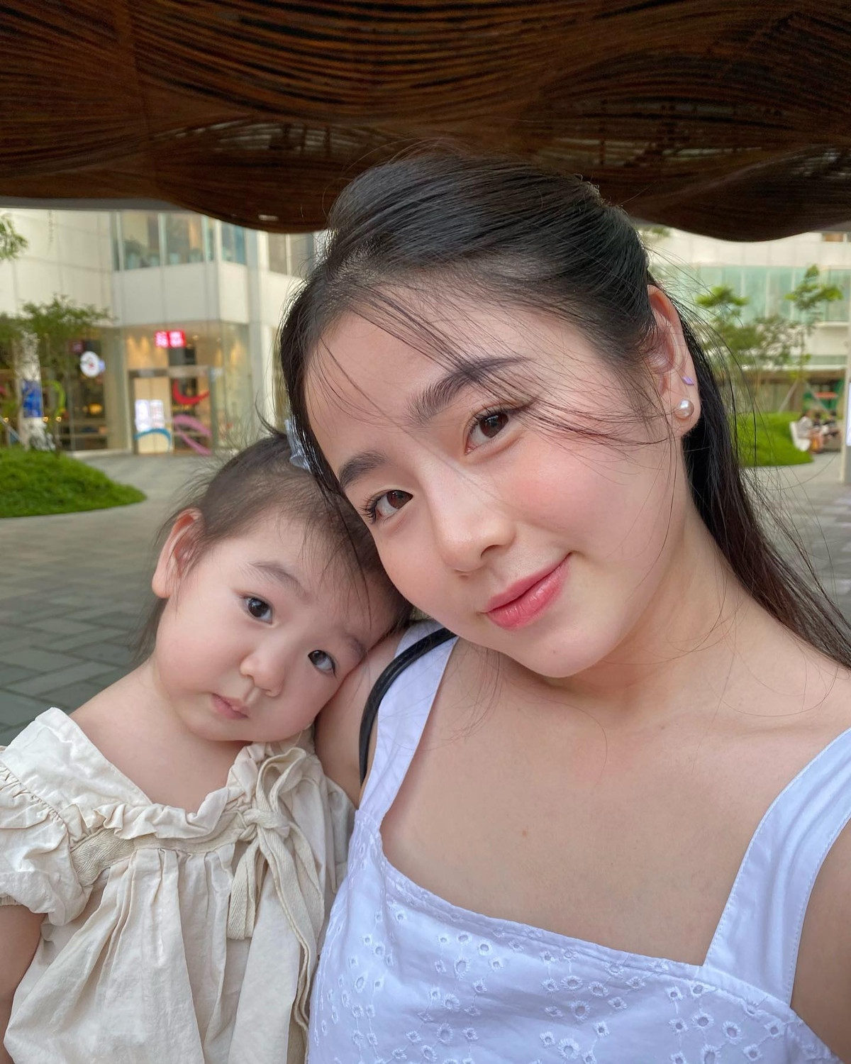 Dù là mẹ 2 con, Nam Thương vẫn sở hữu nhan sắc trẻ trung, xinh đẹp khiến nhiều người cứ ngỡ cô chỉ là sinh viên đại học, thậm chí là học sinh cấp 3.